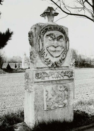 Stele mit Fratze und Greif