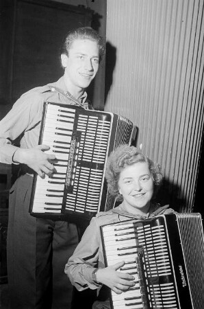 Nationales Kulturensemble der DDR : Zwei Akkordeonspieler