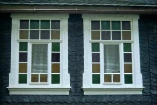 Detail: zwei kleinteilige Buntglas-Sprossen-Fenster