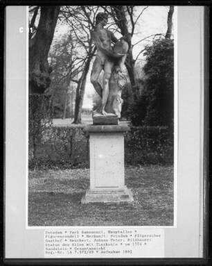 Figurenrondell — Statue des Silen mit Tierkeule