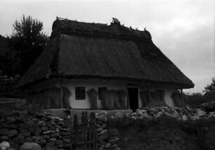Nepotrowo Poarta Neagra: Ukrainisches Bauernhaus mit Garben