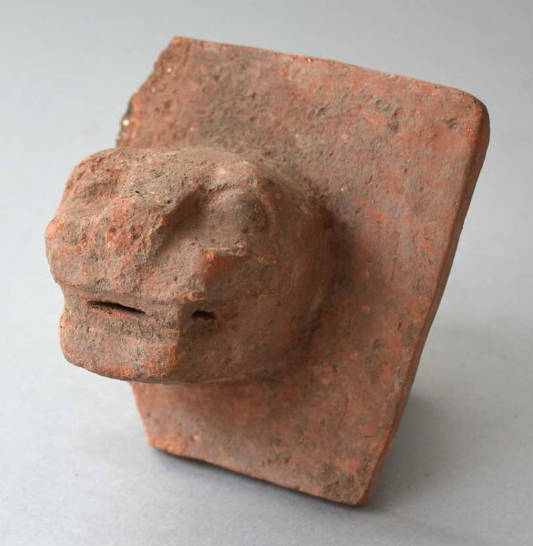 Tête d'animal en argile (fragment)