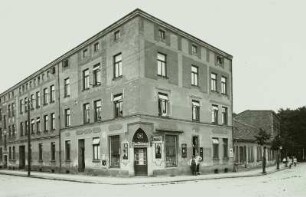 Güstrow, Feldstraße. Wohnhaus mit Eckladen (Nummer 16?). Ansicht mit Fassade Bützower Straße