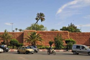Historische Stadtmauer : Blick auf die historische Stadtmauer von Marrakesch am Boulevard el Yamouk, aufgenommen am 07.11.2008