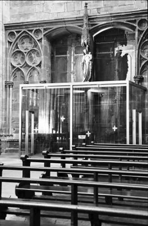 Freiburg: Madonna am Münsterportal, innen, auf Glaskasten
