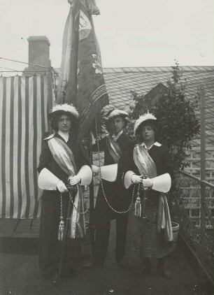 Kroll, Rudolf : Margarethe Kroll mit einer Freundin und Bruder Rudolf kostümiert auf dem Dachgarten des Wohnhauses