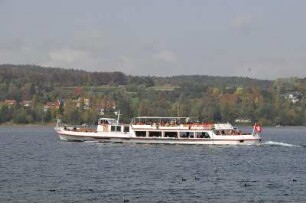 Schiffverkehr auf dem Bodensee bei Steckborn : Die Kleinstadt Steckborn liegt am Untersee des Bodensees. Ein Fahrgastschiff fährt von dort nach Stein am Rhein. Aufgenommen 2008