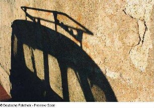 Schatten eines PKW an einer Hauswand