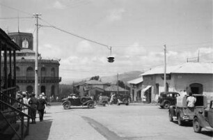 Straßenszene in Addis Abeba : Belebte Straßenkreuzung in Addis Abeba