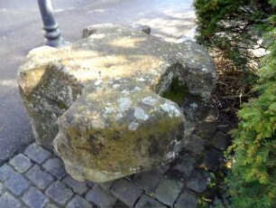 Stadtbild-Kelter (einst wehrhaft) - alter Kelterstein (Gewichtsstein einer Preßbalkenkelter)-gefunden 1981 bei Ausschachtungen - Ansicht 02
