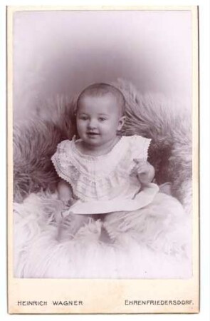 Foto Baby im Taufkleid im Fotoatelier