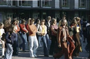 Freiburg: Pendler vor dem Hauptbahnhof
