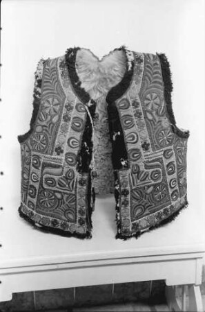 Bukarest: Museum Minovici, Bauernlammfelljacke, aus dem Banat, vorn