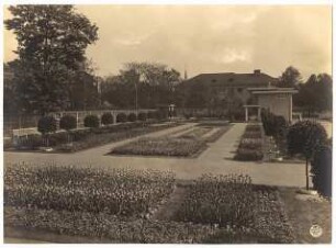 Ausstellungsgarten Jubiläums-Gartenbau-Ausstellung 1926, Dresden: Der kleine Hausgarten mit Hellerauer Haus und Laube, Seitenansicht (Entw. Deutsche Werkstätten Hellerau), Abschnitt 1