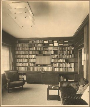 Landhaus Dr. Schneider Inneneinrichtung: Arbeitszimmer Sofa und Sessel raumhohe Bücherregale