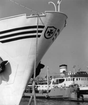 Reisefotos Griechenland. Piräus. Hafen. Passagierschiffe, im Vordergrund die "Delos"