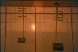 Tsetserleg, Mongolei. Klostermuseum. Zwei Pferdekopfgeigen