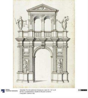 Verziertes Tor mit weiblichen Skulpturen