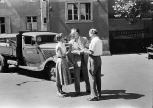 Basel, Schweiz: Komödie Basel; Immy Schell, Leopold Biberti, Dir. Karter; Gruppen im Hof
