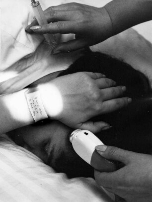 Namensschild : Patieneten brauchen nachts nicht geweckt zu werden. Sie tragen ein Namenschild am Arm
