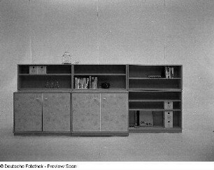 Anbaustrecke : Leipzig. Leipziger Herbstmesse, 1983. Studio-Design. Anbaustrecke. Holz, gelb beschichtet (1983; VEB Möbelkombinat Dresden-Hellerau)