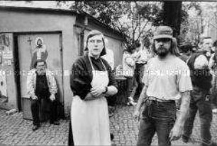 Franziskaner Kloster Pankow, Suppenküche, Mittagessen - Schwester in Schürze auf dem Hof