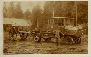 Foto eines Lastkraftwagens mit Anhänger zum Transport von Masten oder Baumstämmen