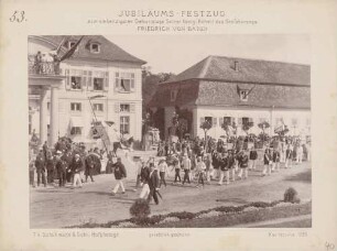 Uniformierte zu Fuß beim Jubiläums-Festzug zum 70. Geburtstag des Großherzogs Friedrich I. von Baden vor dem Karlsruher Schloss
