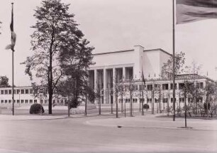 Dresden-Altstadt, Lingnerplatz 1. Deutsches Hygienemuseum (1927-1930; W. Kreis). Hauptfront während der Internationalen Hygieneausstellung 1930/1931