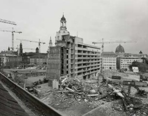 Abriß des Erweiterungsbaus des Polizeigebäudes (erbaut 1976-1979; G. Fischer, M. Fasold). Blick aus dem Dachgeschoß des Stadtmuseums über die Baustelle gegen die Kuppel der Frauenkirche