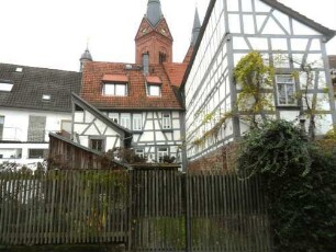 Stadtbild-Kleine Maingasse - Fachwerkhäuser (18 Jh) vor Klosterkirche in Übersicht