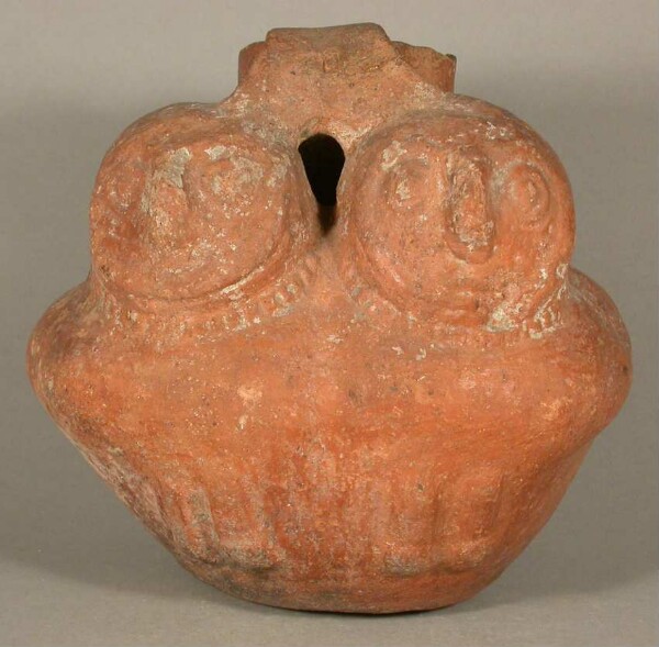 Anthropo-zoomorphic pair of figures (birds/owls)