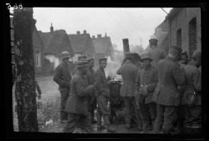 Metz-en-Couture (Dep. Pas-de-Calais, Frankreich): Soldaten am Straßenrand "an der Feldküche"