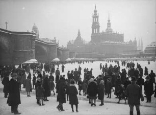 Dresden, Winter : Dresden. Zugefrorene Elbe an der Augustusbrücke
