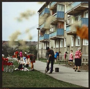 Frühjahrs-Hausputz in Ostberlin. Farbfoto, 1970er Jahre © Kurt Schwarz.