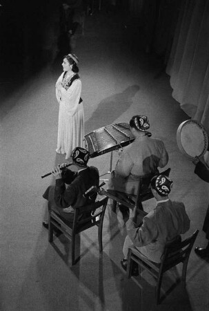 Szenenbilder aus der "Peking-Oper" , Komische Oper Berlin, 1956 : Gastspiel mit Tänzen, Instrumentalmusik, Arien und Volksliedern