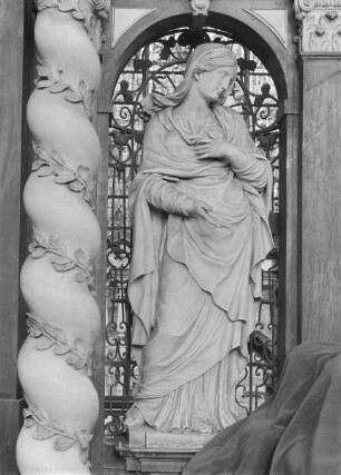 Linke Statue: Unsere Liebe Frau