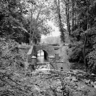 Brücke des Mühlenredder über dem Abfluss des Schlossgrabens: Renovierung: Seitenansicht von Norden: rechts unterhalb der Brücke Grundablassrohr: Arbeiter