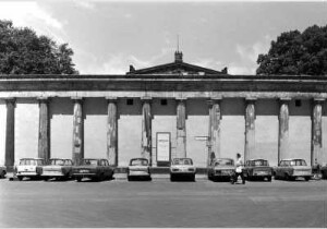 Parkende Autos vor den zugemauerten Kolonnaden an der Museumsinsel