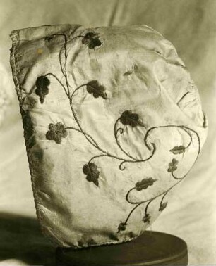 Haube aus Seide, Seidenstickerei, Erckenbertmuseum Frankenthal