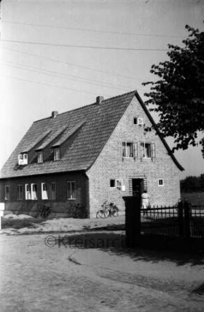 Amt Mollhagen: Amtshaus: am Haus mehrere Fahrräder: davor Besucher: vorn rechts Zaun und Baum