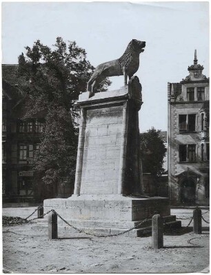 Der Braunschweiger Löwe, Braunschweig: Seitenansicht der Bronzeplastik auf dem Burgplatz (heute Original in Burg Dankwarderode)