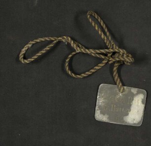 Geflochtene Schnur mit Metallanhänger