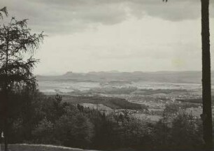 Blick vom Borsberg bei Pillnitz nach Südosten über das Elbtal zum Elbsandsteingebirge