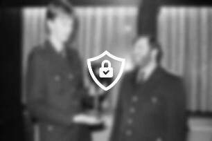 Gerätehaus: Jahresversammlung der Jugendwehr: Überreichung des Wehrführerpokals an [Name maskiert] durch Wehrführer [Name maskiert]