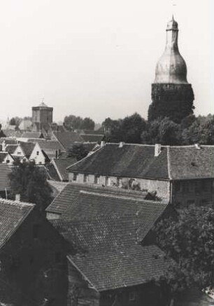 Nordrhein-Westfalen. Stadt Zons. Blick auf den mittelalterlichen Juddenturm und den Zollturm im Nordosten