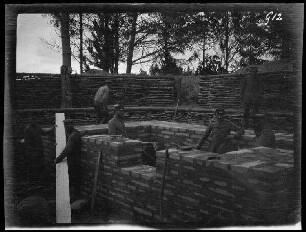 Komaika-Stellung (=Kamaja/Kamoja, Gewässer in Litauen): Errichten eines dick gemauerten Unterstands hinter einem mit Holzstämmen gestützten Befestigung ("Stellungsausbau")