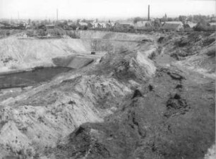 Olbersdorf. Braunkohlenwerk "Glückauf". Wassergefülltes Tagebaurestloch und Abraumhalden