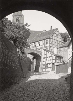Roß-Pforte : Tangermünde, Blick von der Roßpforte nach Norden gegen den Turm der Kirche St. Stephan