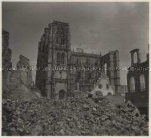 Wehrmachtssoldaten, Zerstörtes Abbeville, Reste der von den Engländern und Franzosen zerstörten Kathedrale